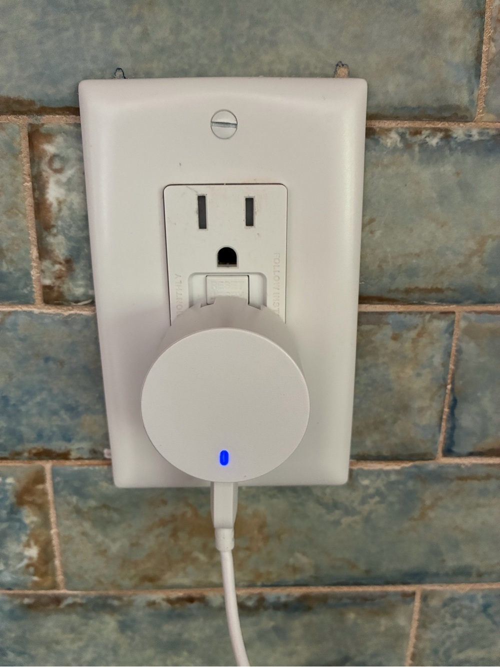 Apple White USB Power Adapter (Foldable Prongs) - Picture 5 of 6
